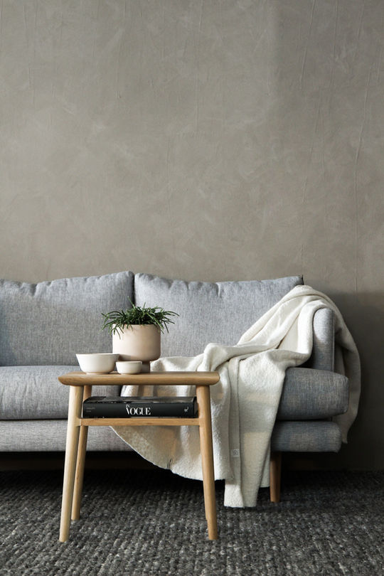 Kalkmarmorputz in Betonoptik hinter Sofa